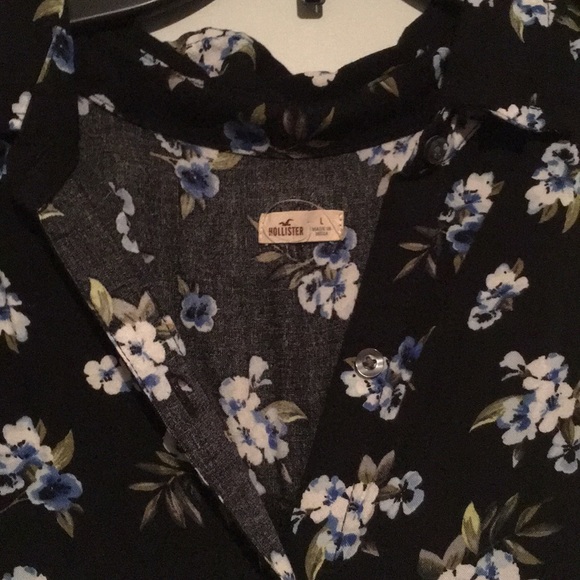 A hollister floral button up top with an open back - Picture 3 of 3